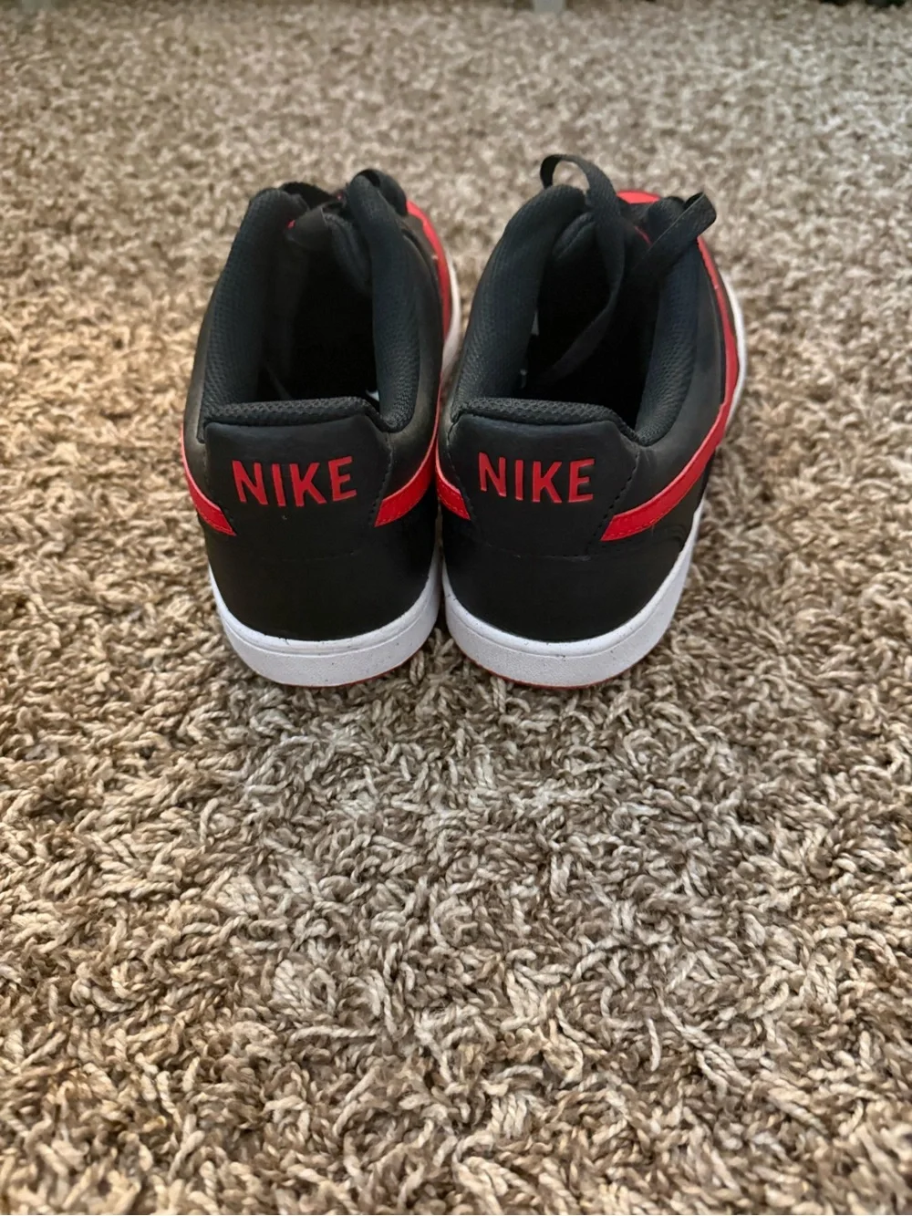 Nike Men's Low-Top Sneakers in Black/Red Size 10